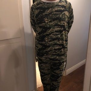 Undefeated men’s jogger outfit